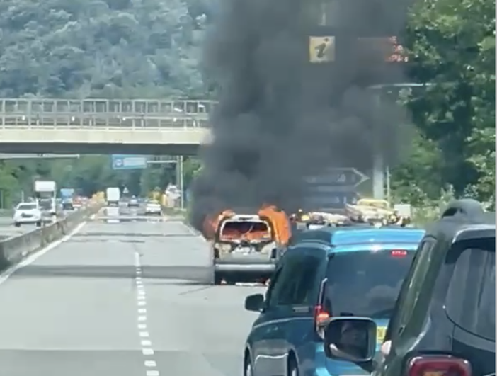 Auto prende fuoco sulla superstrada dell’Ossola, traffico rallentato all’altezza di Ornavasso VIDEO
