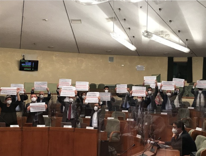 Gioco d'azzardo, la nuova legge arriva in aula. Ostruzionismo a oltranza e proteste delle opposizioni Gioco d'azzardo, la nuova legge arriva in aula. Ostruzionismo a oltranza e proteste delle opposizioni