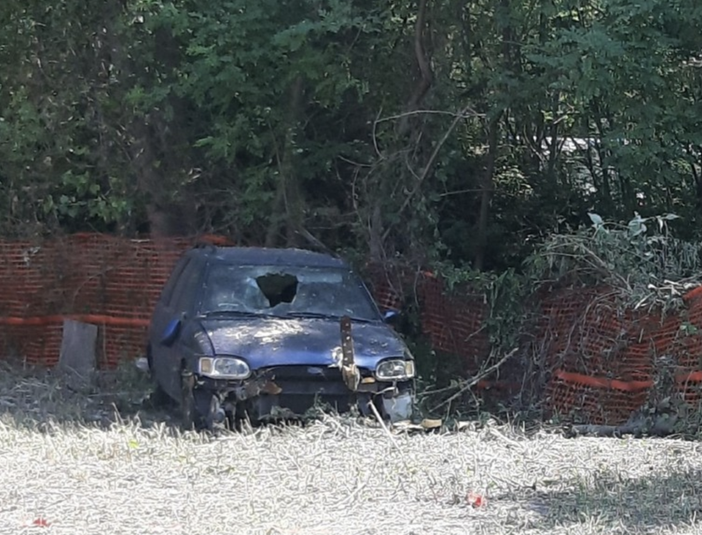 Auto abbandonata tra Vogogna e Premosello, chi vorrebbe rimuoverla non può....per colpa della burocrazia Auto abbandonata tra Vogogna e Premosello, chi vorrebbe rimuoverla non può....per colpa della burocrazia