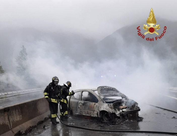 Va sbattere in superstrada e l'auto viene distrutta dalle fiamme Va sbattere in superstrada e l'auto viene distrutta dalle fiamme