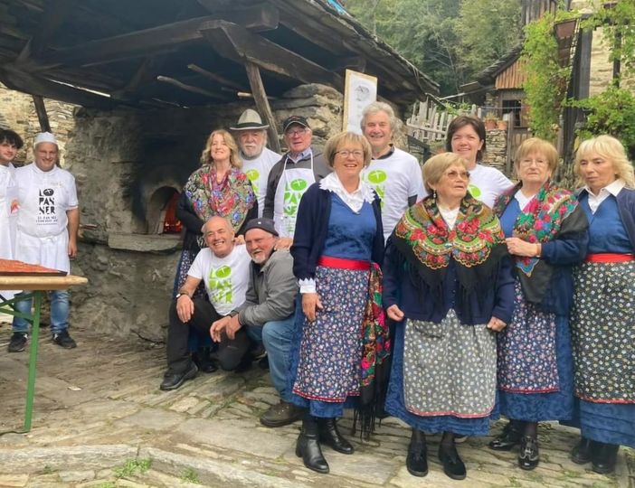 Un gruppo di volontari e amici di Tappia che hanno organizzato l’accoglienza e sfornato pane per i visitatori della frazione Un gruppo di volontari e amici di Tappia che hanno organizzato l’accoglienza e sfornato pane per i visitatori della frazione