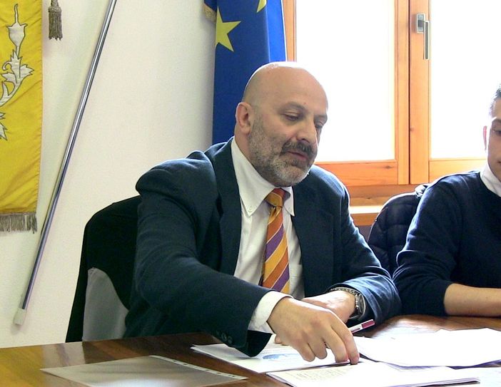 Ferroni: "Auguri di Natale ai cittadini Crevolesi: momenti di serenità e speranza per il futuro" Ferroni: "Auguri di Natale ai cittadini Crevolesi: momenti di serenità e speranza per il futuro"