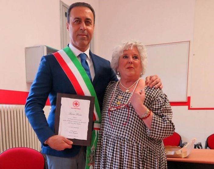 Al sindaco Lucio Pizzi un importante riconoscimento da parte della Croce Rossa Al sindaco Lucio Pizzi un importante riconoscimento da parte della Croce Rossa
