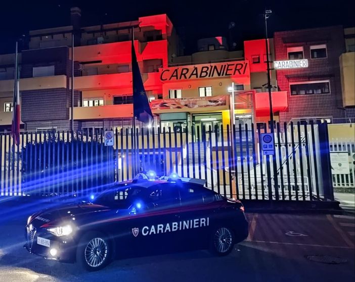 Illuminata di rosso la caserma del comando provinciale dei carabinieri Illuminata di rosso la caserma del comando provinciale dei carabinieri