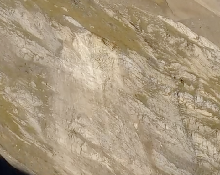 Ancora scariche di sassi sulla zona franata, troppo pericoloso operare in zona per recuperare il corpo di Matteo VIDEO