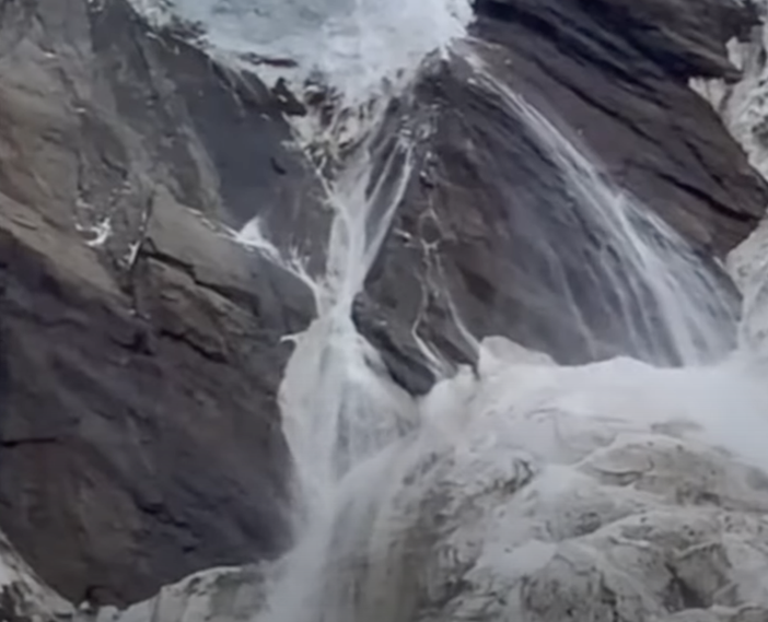 Spettacolare crollo di ghiaccio sul ghiacciaio del Trift (Saas Tal)