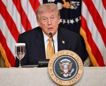 Iran, Trump: "Una parola e oleodotti su isola di Kharg saranno distrutti. Hormuz? Credo che Francia aiuterà"