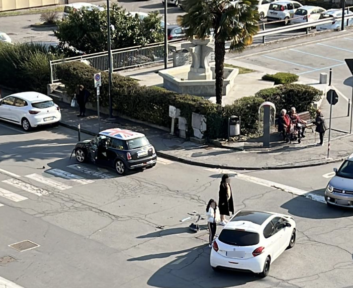 Domo scontro tra due auto in via Romita Domo scontro tra due auto in via Romita
