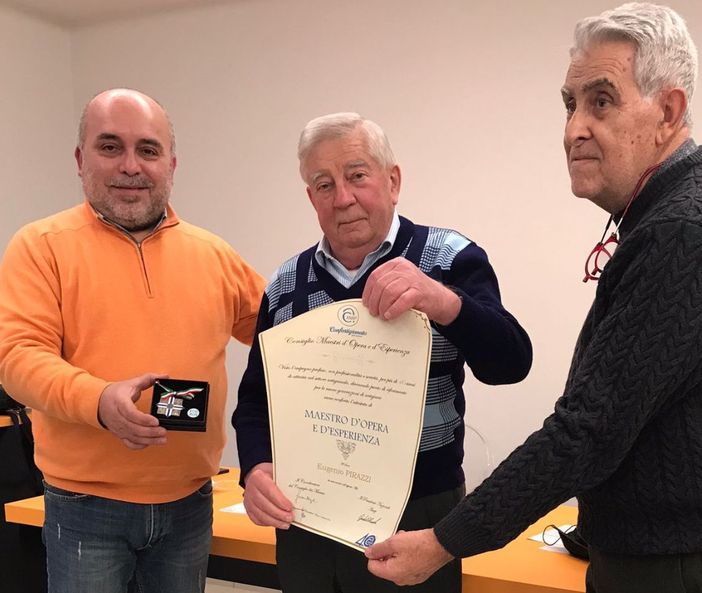 Anap Confartigianato, diploma e onorificenza al crevolese Eugenio Pirazzi Anap Confartigianato, diploma e onorificenza al crevolese Eugenio Pirazzi