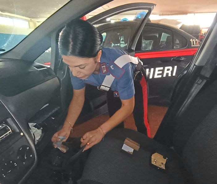 “Suo figlio ha avuto un incidente”: anziana derubata, truffatori incastrati dai carabinieri