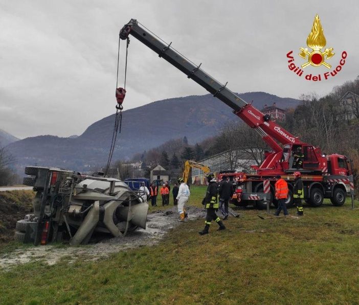 Betoniera ribaltata in un prato a Trontano. FOTO