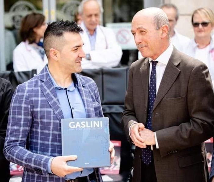 Il Cantante della Solidarietà premiato dall'ospedale Gaslini di Genova Il Cantante della Solidarietà premiato dall'ospedale Gaslini di Genova