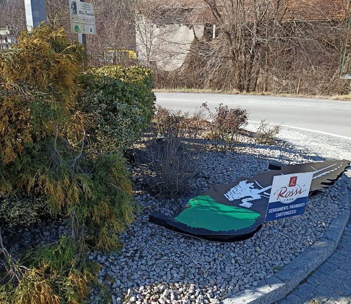 Abbattuta la penna nera della rotatoria al Villaggio operaio