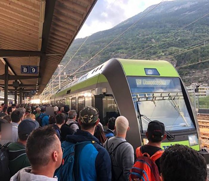 Treni dei frontalieri sovraffollati, Pizzi chiede più corse a Bls