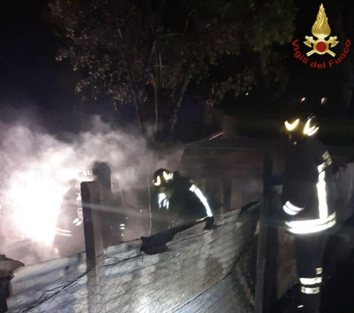 A fuoco una stalla a Montecrestese, morti una sessantina di conigli e galline