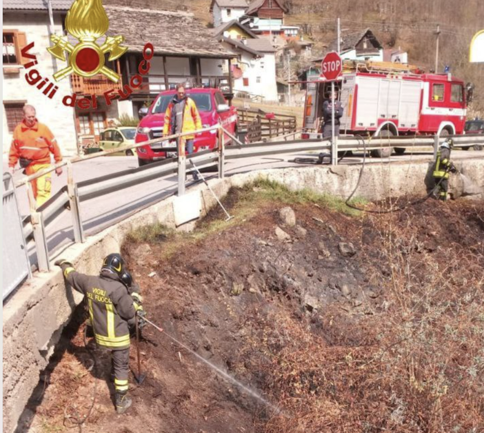 Vanzone, intervento dei Vigili del fuoco per un incendio sterpaglie Vanzone, intervento dei Vigili del fuoco per un incendio sterpaglie
