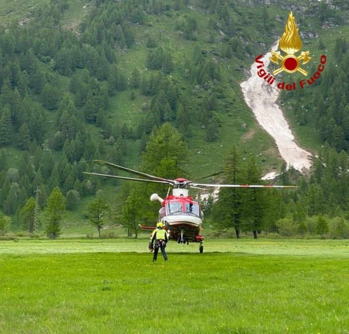 Due escursionisti e il loro cane salvati dall'elicottero dei vigili del fuoco a Devero