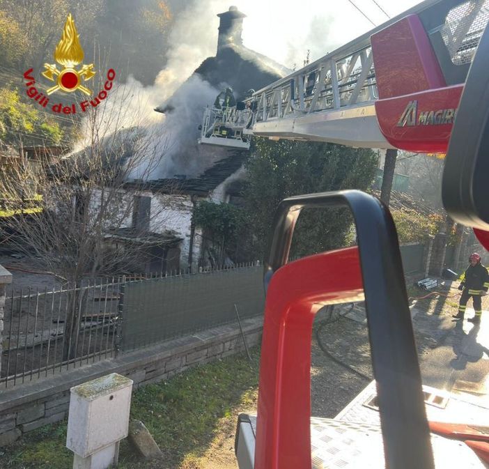 Vogogna, paura per l'incendio di una legnaia adiacente ad una casa