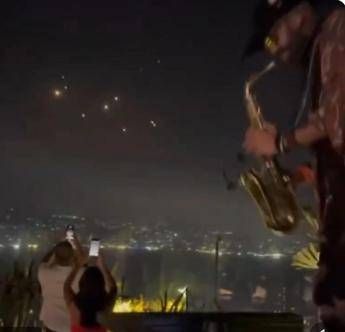 Guerra Israele-Iran, missili nel cielo e musica alla festa: il video virale Guerra Israele-Iran, missili nel cielo e musica alla festa: il video virale