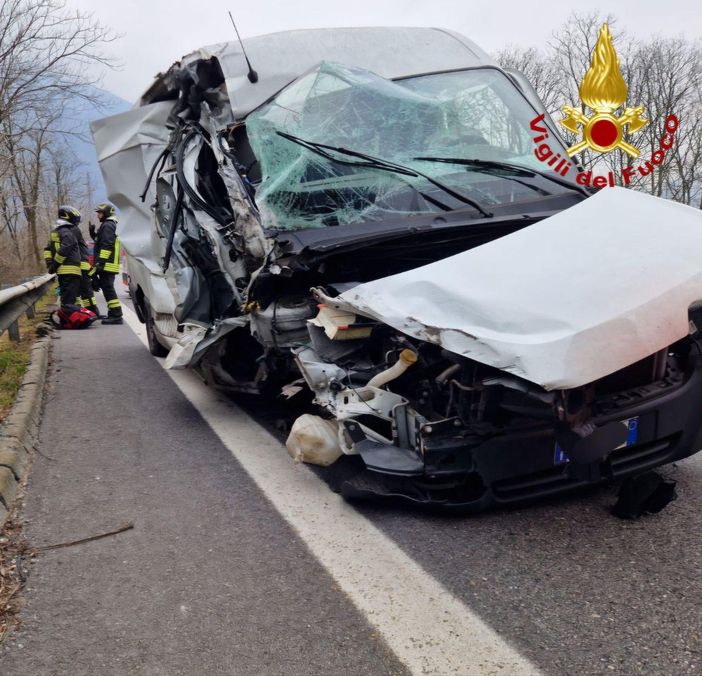 Migiandone, scontro tra un furgone e un autoarticolato: nessun ferito Migiandone, scontro tra un furgone e un autoarticolato: nessun ferito