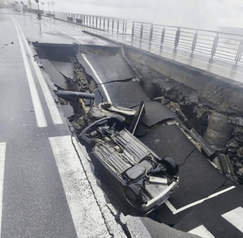 Maltempo in Sicilia, anziano viola divieto di transito e finisce in una voragine Maltempo in Sicilia, anziano viola divieto di transito e finisce in una voragine