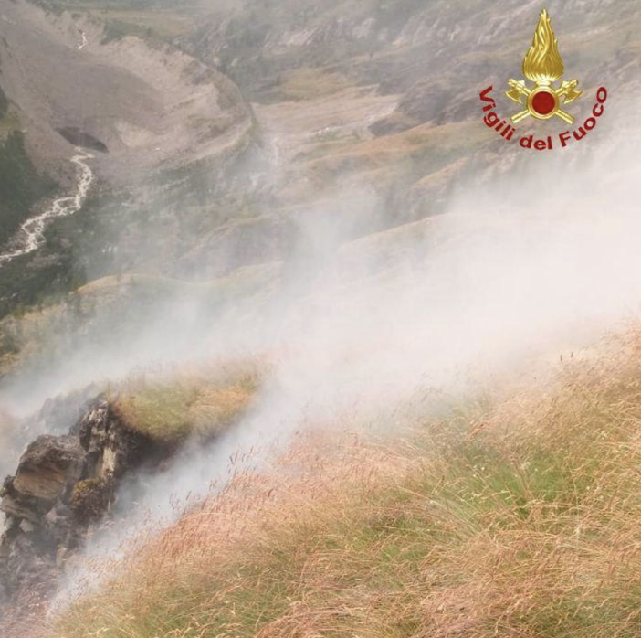 Fiamme nei boschi del Vco dopo i fulmini della scorsa notte Fiamme nei boschi del Vco dopo i fulmini della scorsa notte