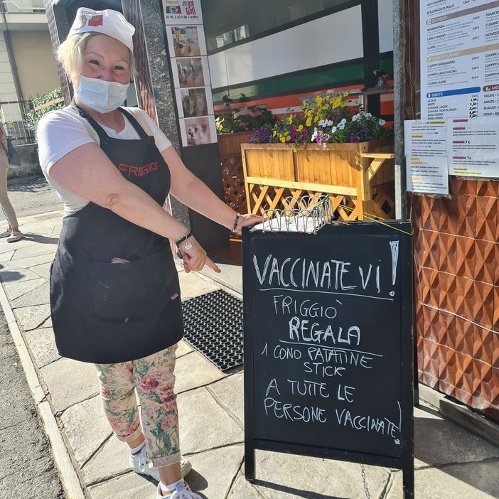 Sei vaccinato? Allora ti regalo le patatine. Iniziativa pro vaccini di tre attività a Domo, OMegna e Verbania