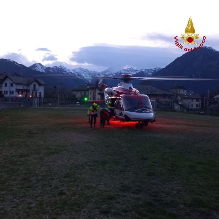 Perde uno scarpone nella neve e rimane bloccato in quota con i compagni, recuperato dall'elicottero dei Vigili del fuoco