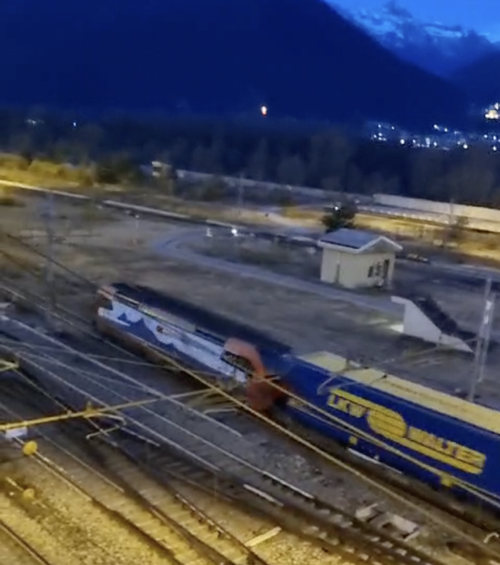Guasto ai freni, macchinista di un treno merci si lancia dal locomotore VIDEO Guasto ai freni, macchinista di un treno merci si lancia dal locomotore VIDEO