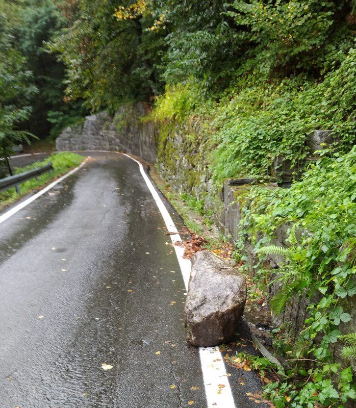 Maltempo, masso sulla strada per Anzino