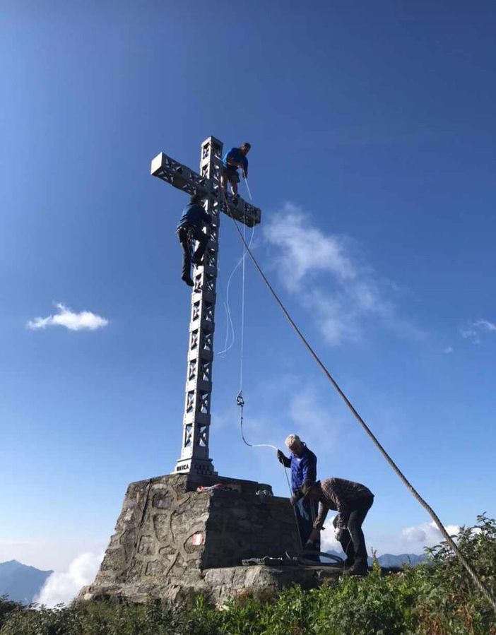 Gli Alpini al Moncucco per rendere ancora più bella la croce in vetta Gli Alpini al Moncucco per rendere ancora più bella la croce in vetta
