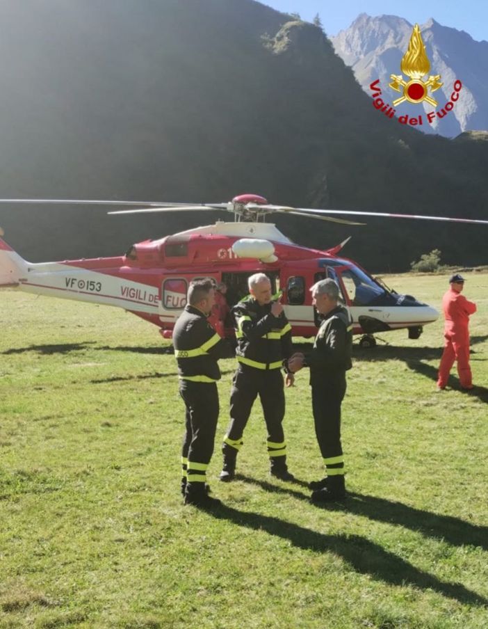 Due elicotteri dei Vigili del fuoco e decine di uomini impegnati in Formazza