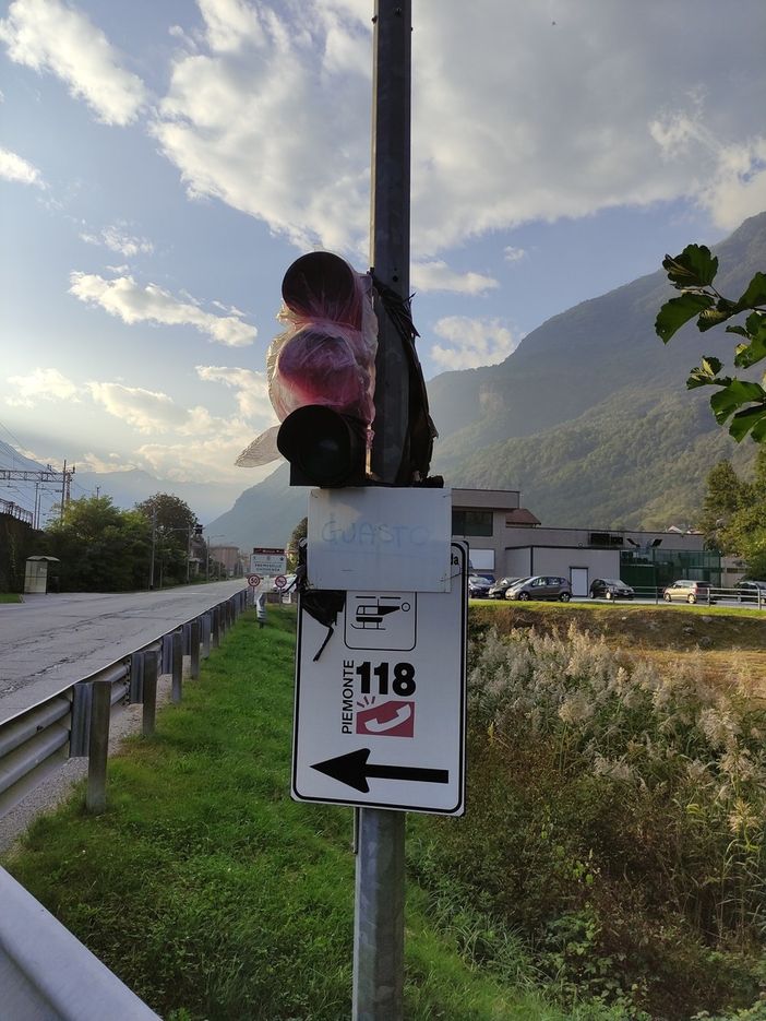 La minoranza di Premosello: “Da un anno non funziona il semaforo di via Donelli”
