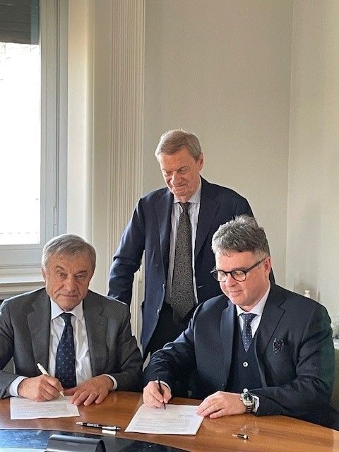 La firma dell'accordo La firma dell'accordo