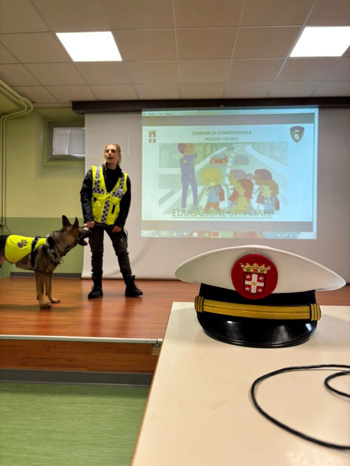 Educazione stradale in classe: a Domodossola arriva l’agente a quattro zampe
