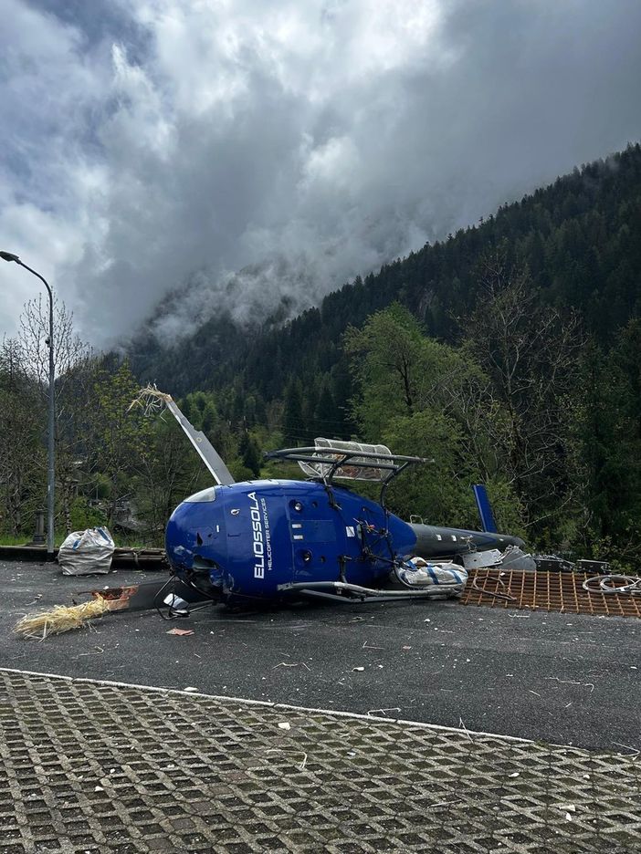 Elicottero di Eliossola urta un palo durante il carico: illesi pilota e assistente