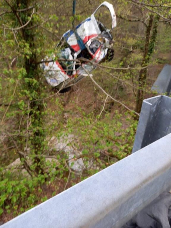 Recuperate dai Vigili del fuoco le due auto da rally precipitate nel torrente Cannobino FOTO