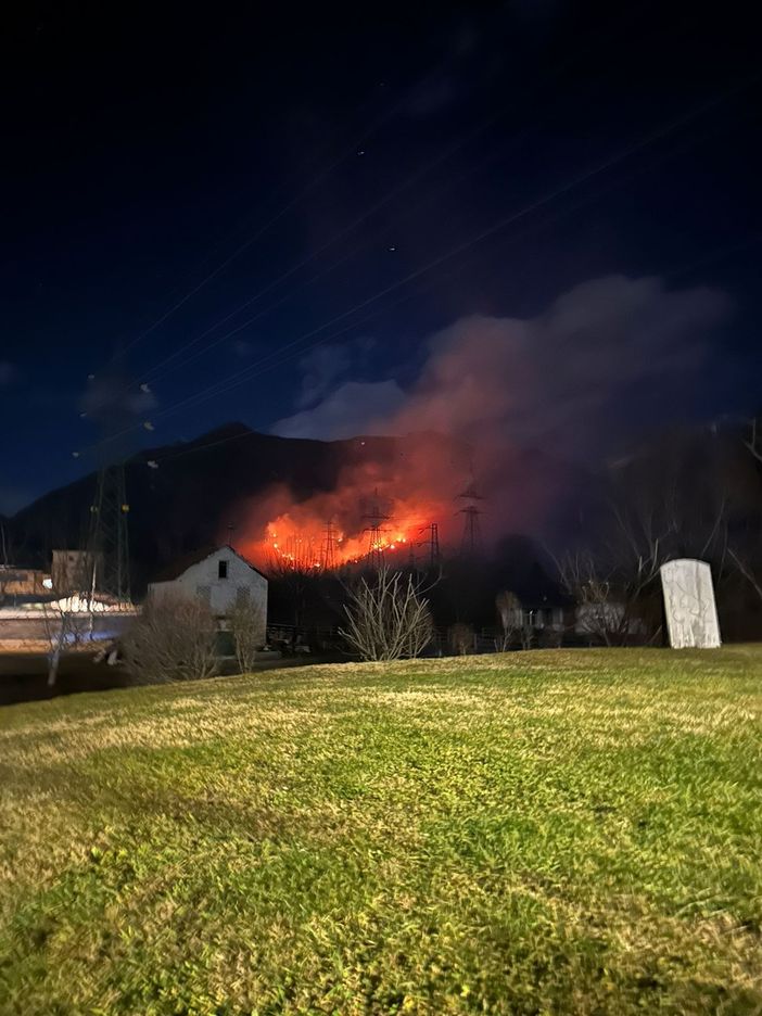 Il vento continua ad alimentare le fiamme sopra Montecrestese FOTO Il vento continua ad alimentare le fiamme sopra Montecrestese FOTO