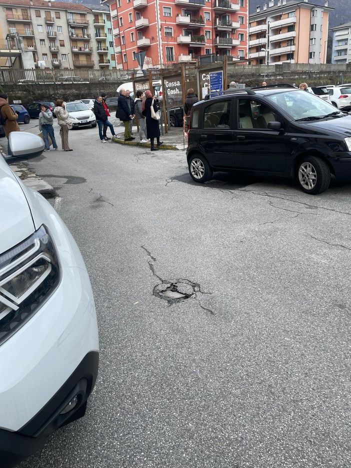 Automobilisti bloccati dentro il parcheggio della stazione Automobilisti bloccati dentro il parcheggio della stazione