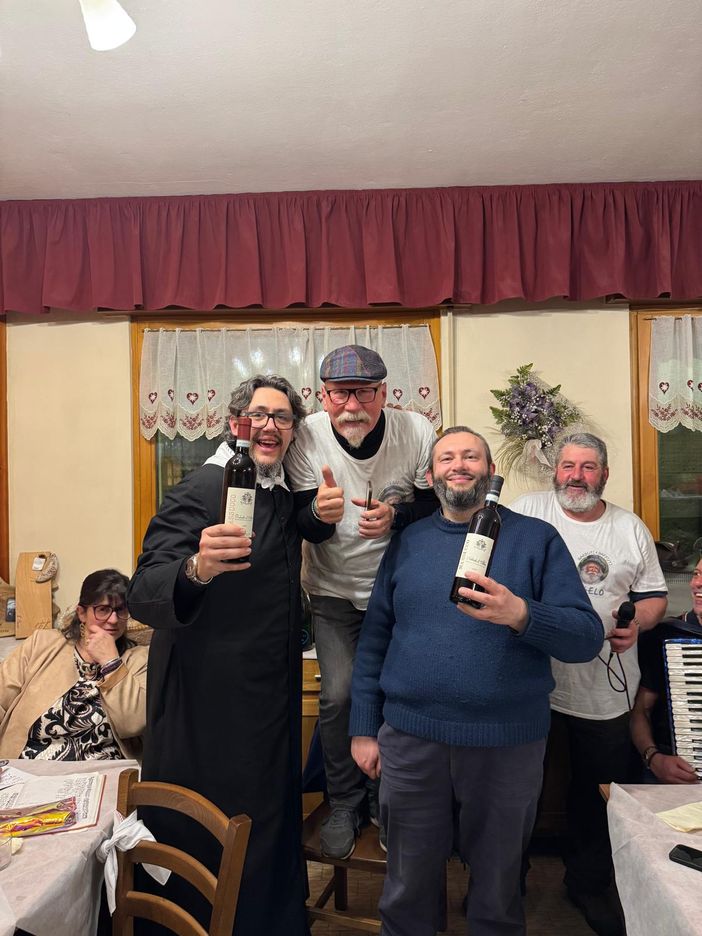 A Ceppo Morelli la cena dei Barbuti e Baffuti: una serata tra tradizione e allegria A Ceppo Morelli la cena dei Barbuti e Baffuti: una serata tra tradizione e allegria