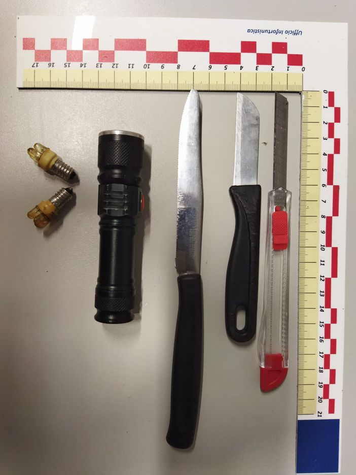 Domodossola, sorpreso di notte all'interno del cimitero con addosso coltelli e oggetti funerari Domodossola, sorpreso di notte all'interno del cimitero con addosso coltelli e oggetti funerari