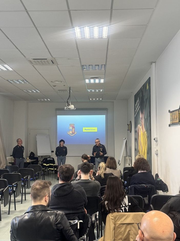 "Guida sicura": anche il personale di Poste Italiane del Vco partecipa all'iniziativa della polizia