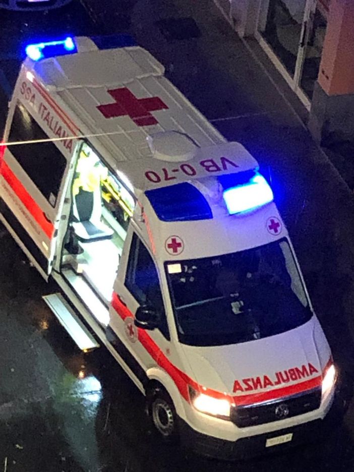 Cade dalle scale con la figlia in braccio, mamma e figlia trasferite a Torino in gravi condizioni