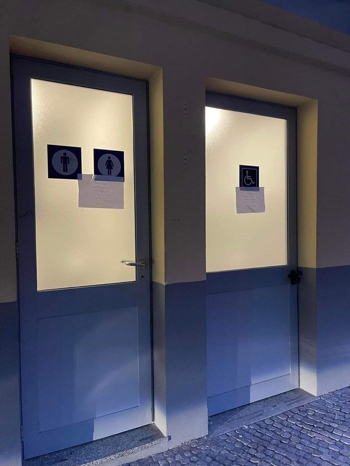 Code a Iselle, un lettore segnala: "Vergognoso che non sia stata riparata la toilette della stazione" Code a Iselle, un lettore segnala: "Vergognoso che non sia stata riparata la toilette della stazione"