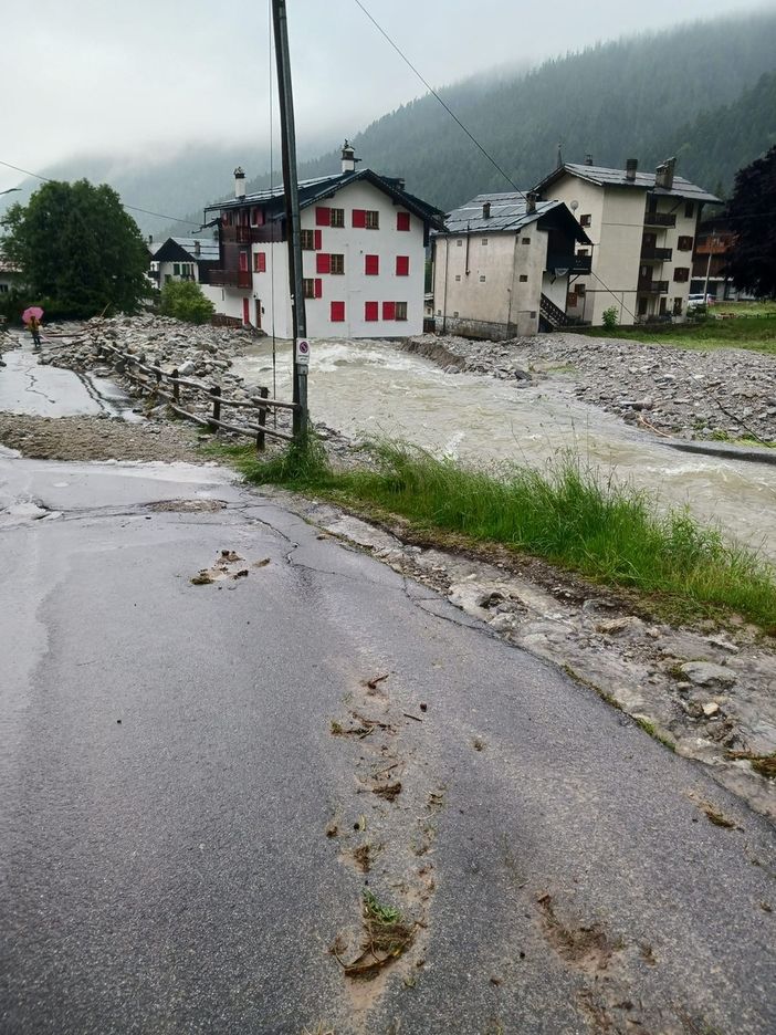 Senso unico alternato nel centro di Macugnaga per ripristinare la strada