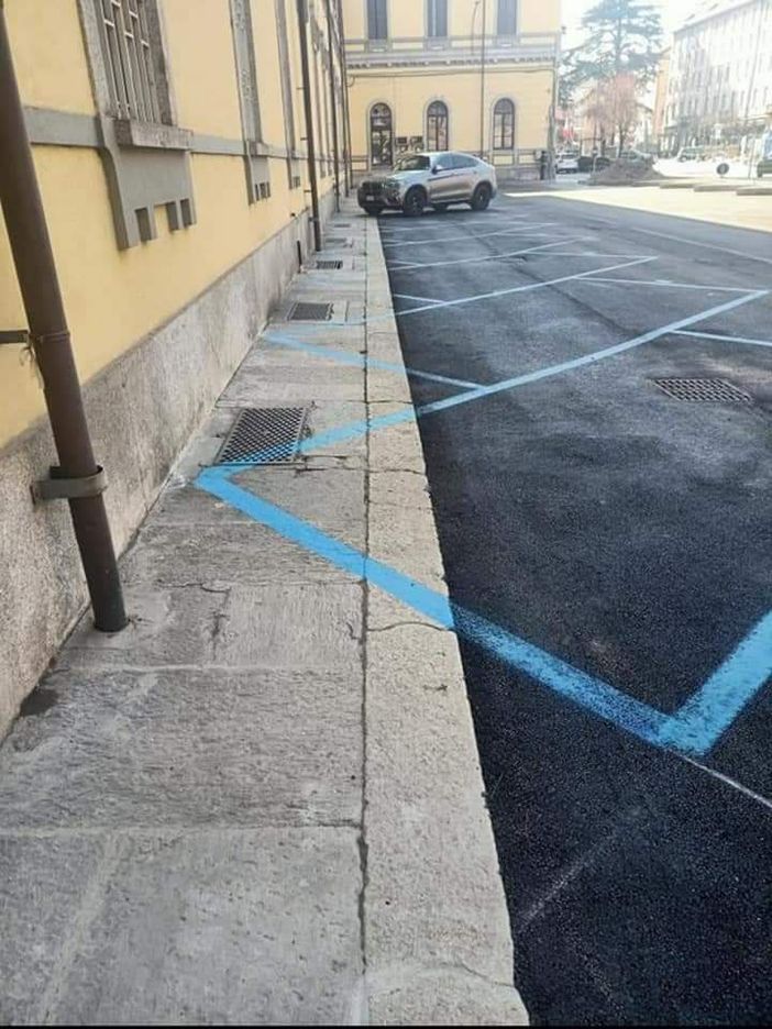 Fanno discutere i parcheggi a lisca di pesce in stazione, ma dal Comune precisano: &quot;Soluzione temporanea&quot;