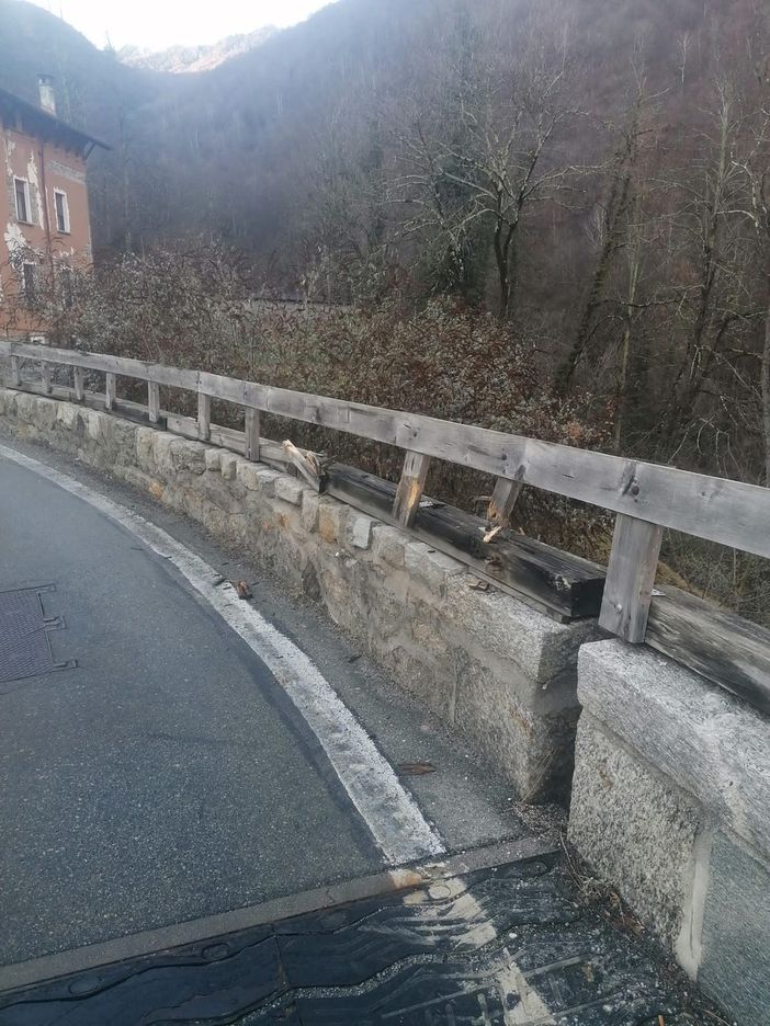 Ponte di Ribellasca, verranno sostituite le barriere in legno danneggiate Ponte di Ribellasca, verranno sostituite le barriere in legno danneggiate