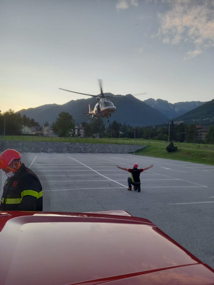 Vanno in gita ai Bagni di Craveggia ma poi s'attardano nel rientro e vengono recuperati dall'elicottero