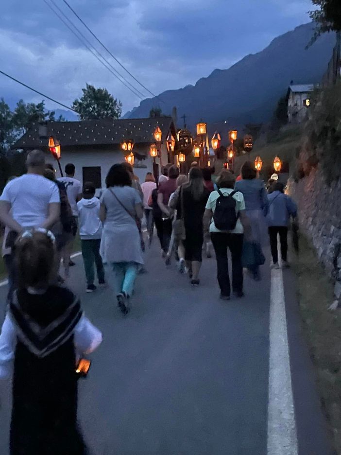 Nella foto la fiaccolata con le antiche lanterne