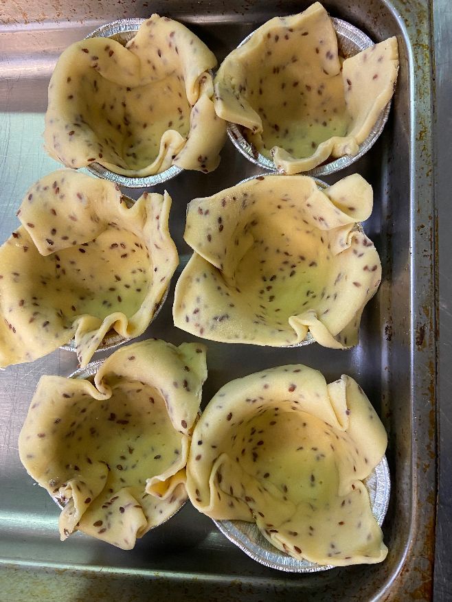 Crostatina ai semi di lino con grasso d’alpe e pancetta